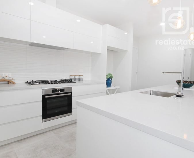 White designer kitchen with Bosch appliances