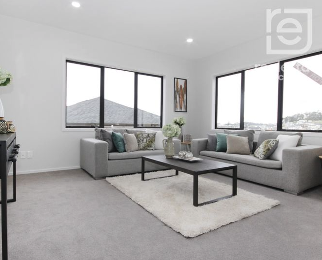 Separate lounge with broad corner windows